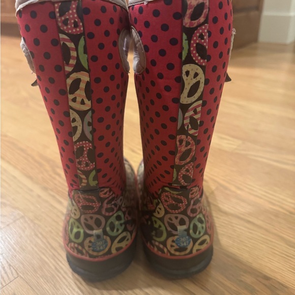 Bogs Kids' Red and Black Peace Rain/Winter Boots - Picture 2 of 6
